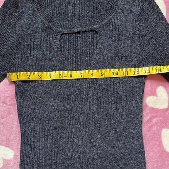 dark gray sweater with front cut out size M - Picture 2 of 4